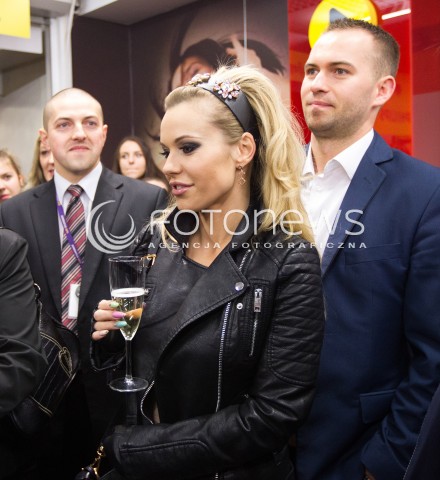  12.12.2013 RZESZOW<br />DODA NA OTWARCIU SKLEPU MEDIA EXPERT W RZESZOWIE<br />N/Z DODA DOROTA RABCZEWSKA SZAMPAN ALKOHOL KIELISZEK<br /> 