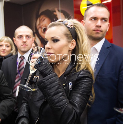  12.12.2013 RZESZOW<br />DODA NA OTWARCIU SKLEPU MEDIA EXPERT W RZESZOWIE<br />N/Z DODA DOROTA RABCZEWSKA SZAMPAN ALKOHOL KIELISZEK<br /> 