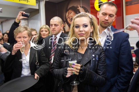  12.12.2013 RZESZOW<br />DODA NA OTWARCIU SKLEPU MEDIA EXPERT W RZESZOWIE<br />N/Z DODA DOROTA RABCZEWSKA SZAMPAN ALKOHOL KIELISZEK<br /> 
