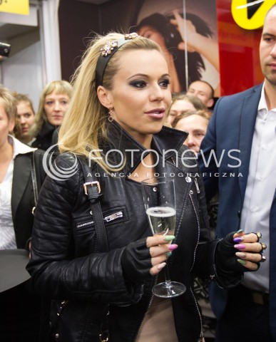  12.12.2013 RZESZOW<br />DODA NA OTWARCIU SKLEPU MEDIA EXPERT W RZESZOWIE<br />N/Z DODA DOROTA RABCZEWSKA SZAMPAN ALKOHOL KIELISZEK<br /> 