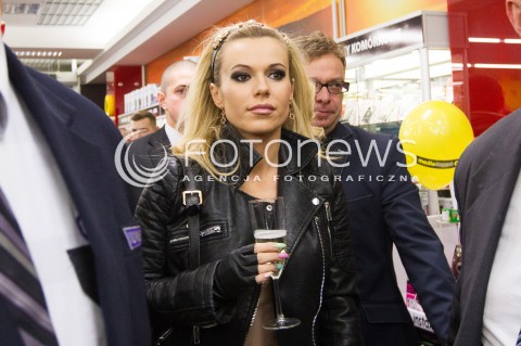  12.12.2013 RZESZOW<br />DODA NA OTWARCIU SKLEPU MEDIA EXPERT W RZESZOWIE<br />N/Z DODA DOROTA RABCZEWSKA SZAMPAN ALKOHOL KIELISZEK<br /> 