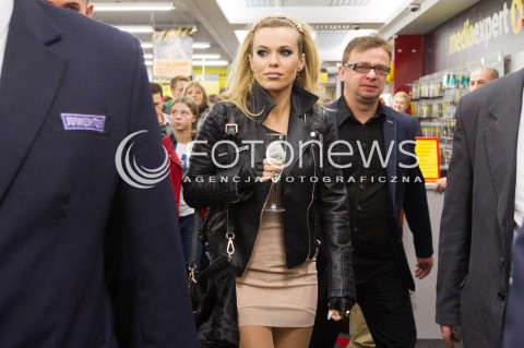  12.12.2013 RZESZOW<br />DODA NA OTWARCIU SKLEPU MEDIA EXPERT W RZESZOWIE<br />N/Z DODA DOROTA RABCZEWSKA SZAMPAN ALKOHOL KIELISZEK<br /> 