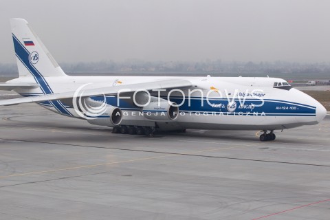  11.12.2013 JASIONKA<br />PRZYLOT SAMOLOTU TRANSPORTOWEGO ANTONOV AN-124 NA LOTNISKO RZESZOW JASIONKA. TO JEDEN Z NAJWIEKSZYCH NA SWIECIE SAMOLOTOW TRANSPORTOWYCH. MAKSYMALNA MASA DO STARTU TO BLISKO 400 TON.<br />N/Z SAMOLOT ANTONOV AN-124 RUSLAN<br /> 