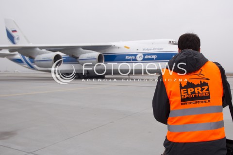  11.12.2013 JASIONKA<br />PRZYLOT SAMOLOTU TRANSPORTOWEGO ANTONOV AN-124 NA LOTNISKO RZESZOW JASIONKA. TO JEDEN Z NAJWIEKSZYCH NA SWIECIE SAMOLOTOW TRANSPORTOWYCH. MAKSYMALNA MASA DO STARTU TO BLISKO 400 TON.<br />N/Z FOTOGRAF EPRZ SPOTTERS SPOTTER<br /> 