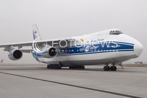  11.12.2013 JASIONKA<br />PRZYLOT SAMOLOTU TRANSPORTOWEGO ANTONOV AN-124 NA LOTNISKO RZESZOW JASIONKA. TO JEDEN Z NAJWIEKSZYCH NA SWIECIE SAMOLOTOW TRANSPORTOWYCH. MAKSYMALNA MASA DO STARTU TO BLISKO 400 TON.<br />N/Z SAMOLOT ANTONOV AN-124 RUSLAN<br /> 