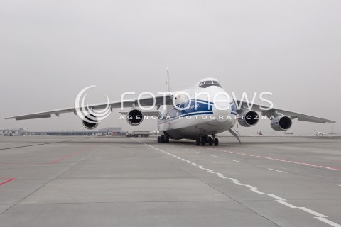  11.12.2013 JASIONKA<br />PRZYLOT SAMOLOTU TRANSPORTOWEGO ANTONOV AN-124 NA LOTNISKO RZESZOW JASIONKA. TO JEDEN Z NAJWIEKSZYCH NA SWIECIE SAMOLOTOW TRANSPORTOWYCH. MAKSYMALNA MASA DO STARTU TO BLISKO 400 TON.<br />N/Z SAMOLOT ANTONOV AN-124 RUSLAN<br /> 