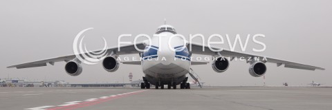  11.12.2013 JASIONKA<br />PRZYLOT SAMOLOTU TRANSPORTOWEGO ANTONOV AN-124 NA LOTNISKO RZESZOW JASIONKA. TO JEDEN Z NAJWIEKSZYCH NA SWIECIE SAMOLOTOW TRANSPORTOWYCH. MAKSYMALNA MASA DO STARTU TO BLISKO 400 TON.<br />N/Z SAMOLOT ANTONOV AN-124 RUSLAN<br /> 
