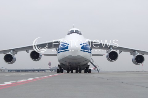  11.12.2013 JASIONKA<br />PRZYLOT SAMOLOTU TRANSPORTOWEGO ANTONOV AN-124 NA LOTNISKO RZESZOW JASIONKA. TO JEDEN Z NAJWIEKSZYCH NA SWIECIE SAMOLOTOW TRANSPORTOWYCH. MAKSYMALNA MASA DO STARTU TO BLISKO 400 TON.<br />N/Z SAMOLOT ANTONOV AN-124 RUSLAN<br /> 