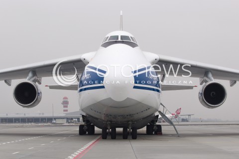  11.12.2013 JASIONKA<br />PRZYLOT SAMOLOTU TRANSPORTOWEGO ANTONOV AN-124 NA LOTNISKO RZESZOW JASIONKA. TO JEDEN Z NAJWIEKSZYCH NA SWIECIE SAMOLOTOW TRANSPORTOWYCH. MAKSYMALNA MASA DO STARTU TO BLISKO 400 TON.<br />N/Z SAMOLOT ANTONOV AN-124 RUSLAN<br /> 