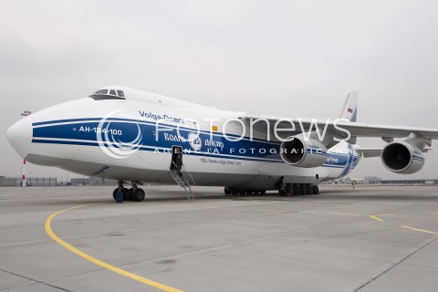  11.12.2013 JASIONKA<br />PRZYLOT SAMOLOTU TRANSPORTOWEGO ANTONOV AN-124 NA LOTNISKO RZESZOW JASIONKA. TO JEDEN Z NAJWIEKSZYCH NA SWIECIE SAMOLOTOW TRANSPORTOWYCH. MAKSYMALNA MASA DO STARTU TO BLISKO 400 TON.<br />N/Z SAMOLOT ANTONOV AN-124 RUSLAN<br /> 