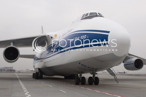  11.12.2013 JASIONKA<br />PRZYLOT SAMOLOTU TRANSPORTOWEGO ANTONOV AN-124 NA LOTNISKO RZESZOW JASIONKA. TO JEDEN Z NAJWIEKSZYCH NA SWIECIE SAMOLOTOW TRANSPORTOWYCH. MAKSYMALNA MASA DO STARTU TO BLISKO 400 TON.<br />N/Z SAMOLOT ANTONOV AN-124 RUSLAN<br /> 