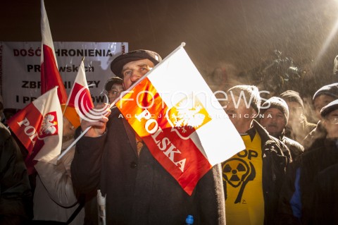  13.12.2013 WARSZAWA TRZECI MARSZ WOLNOSCI SOLIDARNOSCI I NIEPODLEGLOSCI Z UDZIALEM PREZESA PIS JAROSLAWA KACZYNSKIEGO N/Z UCZESTNICY FLAGA  