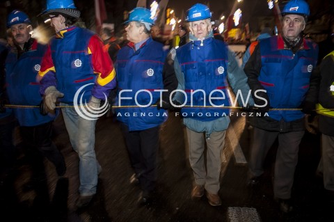  13.12.2013 WARSZAWA TRZECI MARSZ WOLNOSCI SOLIDARNOSCI I NIEPODLEGLOSCI Z UDZIALEM PREZESA PIS JAROSLAWA KACZYNSKIEGO N/Z OCHRONA MARSZU  