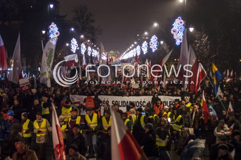  13.12.2013 WARSZAWA TRZECI MARSZ WOLNOSCI SOLIDARNOSCI I NIEPODLEGLOSCI Z UDZIALEM PREZESA PIS JAROSLAWA KACZYNSKIEGO N/Z UCZESTNICY  