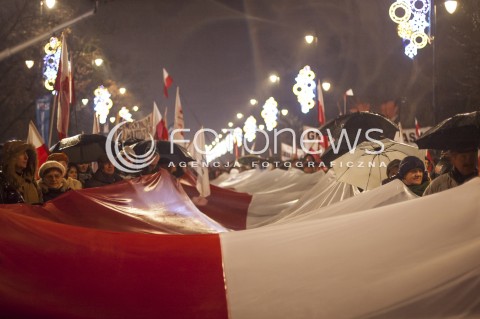  13.12.2013 WARSZAWA TRZECI MARSZ WOLNOSCI SOLIDARNOSCI I NIEPODLEGLOSCI Z UDZIALEM PREZESA PIS JAROSLAWA KACZYNSKIEGO N/Z UCZESTNICY DLUGA FLAGA  