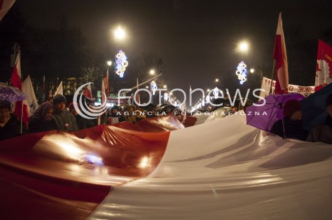  13.12.2013 WARSZAWA TRZECI MARSZ WOLNOSCI SOLIDARNOSCI I NIEPODLEGLOSCI Z UDZIALEM PREZESA PIS JAROSLAWA KACZYNSKIEGO N/Z UCZESTNICY DLUGA FLAGA  