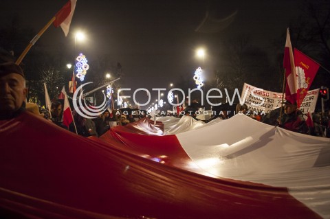  13.12.2013 WARSZAWA TRZECI MARSZ WOLNOSCI SOLIDARNOSCI I NIEPODLEGLOSCI Z UDZIALEM PREZESA PIS JAROSLAWA KACZYNSKIEGO N/Z UCZESTNICY DLUGA FLAGA  