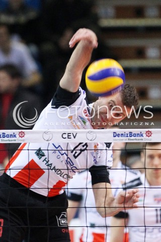  18.12.2013 RZESZOW POLAND <br />SIATKOWKA LIGA MISTRZOW MEN CEV VOLLEYBALL CHAMPIONS LEAGUE 2013 MATCH <br />ASSECO RESOVIA - PARIS VOLLEY <br />N/Z PETER VERES SYLWETKA ATAK<br /> 