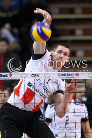  18.12.2013 RZESZOW POLAND <br />SIATKOWKA LIGA MISTRZOW MEN CEV VOLLEYBALL CHAMPIONS LEAGUE 2013 MATCH <br />ASSECO RESOVIA - PARIS VOLLEY <br />N/Z DAWID KONARSKI SYLWETKA ATAK<br /> 