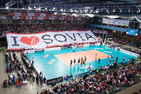  18.12.2013 RZESZOW POLAND <br />SIATKOWKA LIGA MISTRZOW MEN CEV VOLLEYBALL CHAMPIONS LEAGUE 2013 MATCH <br />ASSECO RESOVIA - PARIS VOLLEY <br />N/Z BANER TRANSPARENT SEKTOROWKA KIBICE DOPING HALA PODPROMIE WIDOK VIEW TRYBUNY I LOVE SOVIA<br /> 