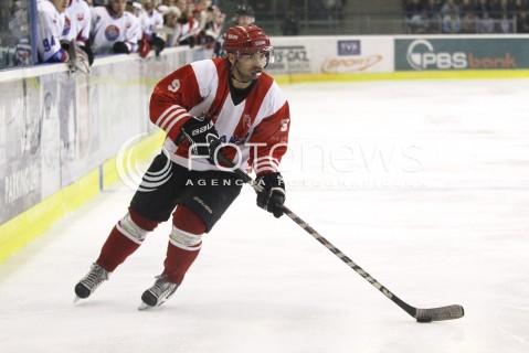  29.12.2013 SANOK <br />HOKEJ NA LODZIE<br />FINAL PUCHARU POLSKI<br />MECZ CIARKO PBS BANK SANOK - COMARCH CRACOVIA <br />N/Z DAMIAN SLABON SYLWETKA <br /> 