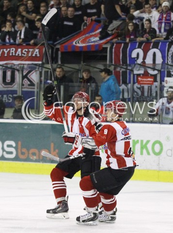  29.12.2013 SANOK <br />HOKEJ NA LODZIE<br />FINAL PUCHARU POLSKI<br />MECZ CIARKO PBS BANK SANOK - COMARCH CRACOVIA <br />N/Z ARON CHMIELEWSKI ADRIAN KOWALOWKA RADOSC BRAMKA GOL<br /> 