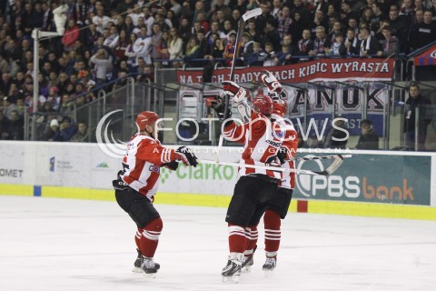  29.12.2013 SANOK <br />HOKEJ NA LODZIE<br />FINAL PUCHARU POLSKI<br />MECZ CIARKO PBS BANK SANOK - COMARCH CRACOVIA <br />N/Z PATRYK NOWORYTA ARON CHMIELEWSKI RADOSC BRAMKA GOL<br /> 