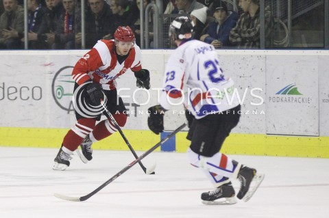  29.12.2013 SANOK <br />HOKEJ NA LODZIE<br />FINAL PUCHARU POLSKI<br />MECZ CIARKO PBS BANK SANOK - COMARCH CRACOVIA <br />N/Z DANIEL LASZKIEWICZ BOGUSLAW REPALA <br /> 