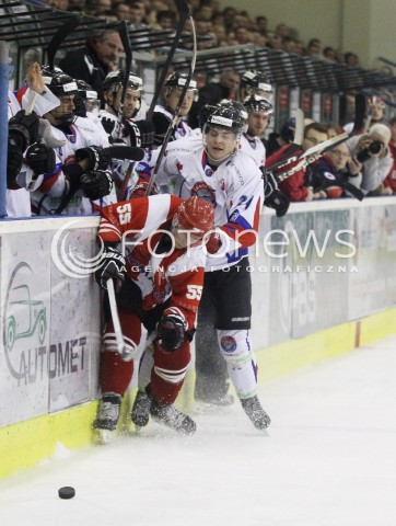  29.12.2013 SANOK <br />HOKEJ NA LODZIE<br />FINAL PUCHARU POLSKI<br />MECZ CIARKO PBS BANK SANOK - COMARCH CRACOVIA <br />N/Z PATRYK NOWORYTA WOJCIECH MILAN <br /> 