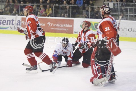  29.12.2013 SANOK <br />HOKEJ NA LODZIE<br />FINAL PUCHARU POLSKI<br />MECZ CIARKO PBS BANK SANOK - COMARCH CRACOVIA <br />N/Z PATRYK NOWORYTA JAROSLAW KLYS RAFAL RADZISZEWSKI <br /> 