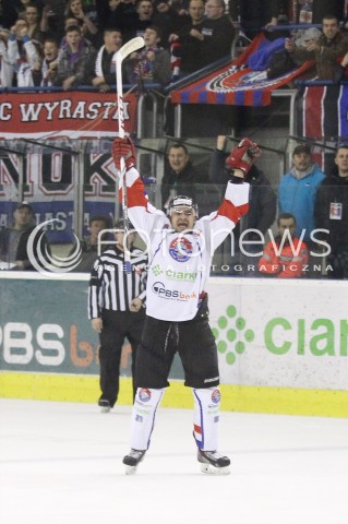  29.12.2013 SANOK <br />HOKEJ NA LODZIE<br />FINAL PUCHARU POLSKI<br />MECZ CIARKO PBS BANK SANOK - COMARCH CRACOVIA <br />N/Z RAFAL DUTKA RADOSC BRAMKA GOL (NA 2:2)<br /> 