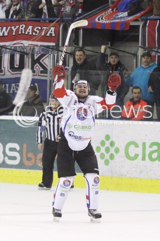  29.12.2013 SANOK <br />HOKEJ NA LODZIE<br />FINAL PUCHARU POLSKI<br />MECZ CIARKO PBS BANK SANOK - COMARCH CRACOVIA <br />N/Z RAFAL DUTKA RADOSC BRAMKA GOL (NA 2:2)<br /> 