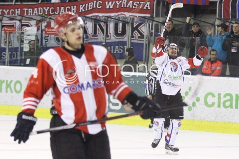  29.12.2013 SANOK <br />HOKEJ NA LODZIE<br />FINAL PUCHARU POLSKI<br />MECZ CIARKO PBS BANK SANOK - COMARCH CRACOVIA <br />N/Z RAFAL DUTKA RADOSC BRAMKA GOL (NA 2:2)<br /> 