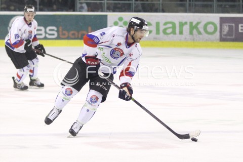  29.12.2013 SANOK <br />HOKEJ NA LODZIE<br />FINAL PUCHARU POLSKI<br />MECZ CIARKO PBS BANK SANOK - COMARCH CRACOVIA <br />N/Z MARTIN VOZDECKY SYLWETKA <br /> 