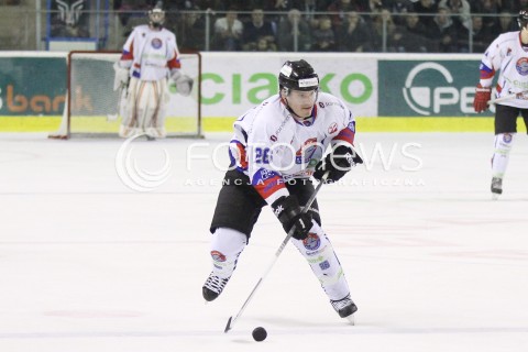  29.12.2013 SANOK <br />HOKEJ NA LODZIE<br />FINAL PUCHARU POLSKI<br />MECZ CIARKO PBS BANK SANOK - COMARCH CRACOVIA <br />N/Z ANTHONY AQUINO SYLWETKA <br /> 