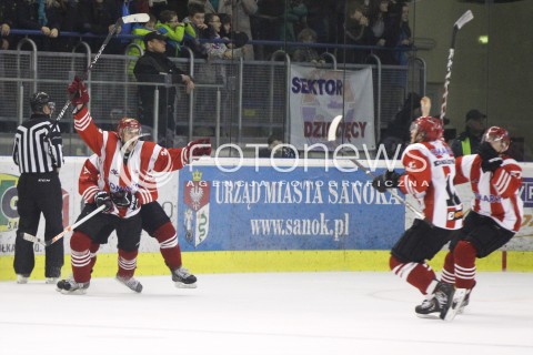  29.12.2013 SANOK <br />HOKEJ NA LODZIE<br />FINAL PUCHARU POLSKI<br />MECZ CIARKO PBS BANK SANOK - COMARCH CRACOVIA <br />N/Z PETR DVORAK RADOSC EMOCJE WYGRANA<br /> 