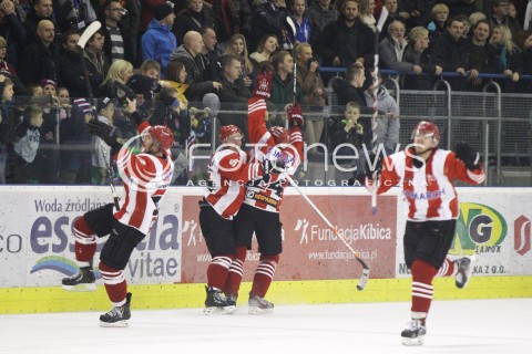  29.12.2013 SANOK <br />HOKEJ NA LODZIE<br />FINAL PUCHARU POLSKI<br />MECZ CIARKO PBS BANK SANOK - COMARCH CRACOVIA <br />N/Z PETR DVORAK PATRYK NOWORYTA RADOSC EMOCJE WYGRANA<br /> 