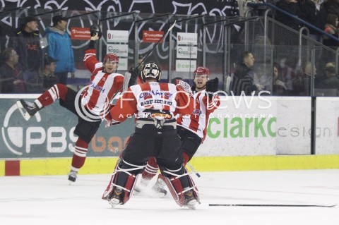  29.12.2013 SANOK <br />HOKEJ NA LODZIE<br />FINAL PUCHARU POLSKI<br />MECZ CIARKO PBS BANK SANOK - COMARCH CRACOVIA <br />N/Z COMARCH CRACOVIA MISTRZEM POLSKI WYGRANA RADOSC EMOCJE<br /> 