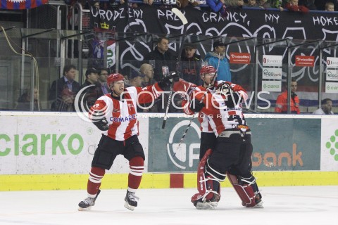  29.12.2013 SANOK <br />HOKEJ NA LODZIE<br />FINAL PUCHARU POLSKI<br />MECZ CIARKO PBS BANK SANOK - COMARCH CRACOVIA <br />N/Z SEBASTIAN KOWALOWKA RAFAL RADZISZEWSKI RADOSC EMOCJE PUCHAR WYGRANA<br /> 