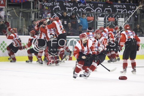  29.12.2013 SANOK <br />HOKEJ NA LODZIE<br />FINAL PUCHARU POLSKI<br />MECZ CIARKO PBS BANK SANOK - COMARCH CRACOVIA <br />N/Z COMARCH CRACOVIA MISTRZEM POLSKI PUCHAR WYGRANA RADOSC EMOCJE<br /> 