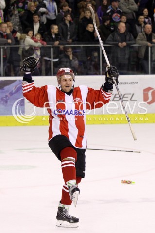  29.12.2013 SANOK <br />HOKEJ NA LODZIE<br />FINAL PUCHARU POLSKI<br />MECZ CIARKO PBS BANK SANOK - COMARCH CRACOVIA <br />N/Z JAROSLAW KLYS RADOSC EMOCJE WYGRANA SYLWETKA<br /> 
