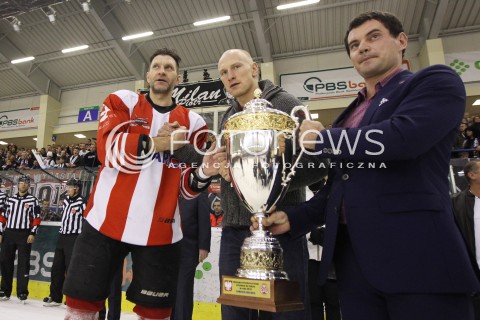  29.12.2013 SANOK <br />HOKEJ NA LODZIE<br />FINAL PUCHARU POLSKI<br />MECZ CIARKO PBS BANK SANOK - COMARCH CRACOVIA <br />N/Z DANIEL LASZKIEWICZ I KRZYSZTOF DIABLO WLODARCZYK WRECZA PUCHAR MISTRZA POLSKI RADOSC EMOCJE<br /> 