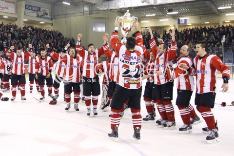  29.12.2013 SANOK <br />HOKEJ NA LODZIE<br />FINAL PUCHARU POLSKI<br />MECZ CIARKO PBS BANK SANOK - COMARCH CRACOVIA <br />N/Z COMARCH CRACOVIA MISTRZEM POLSKI PUCHAR WYGRANA RADOSC EMOCJE<br /> 