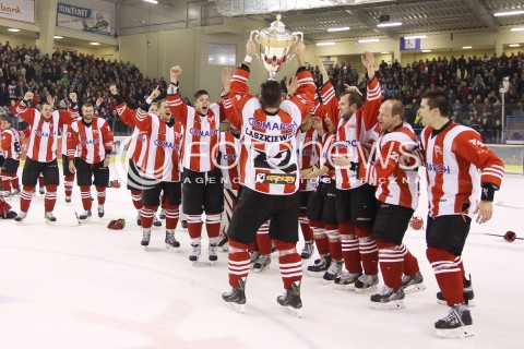  29.12.2013 SANOK <br />HOKEJ NA LODZIE<br />FINAL PUCHARU POLSKI<br />MECZ CIARKO PBS BANK SANOK - COMARCH CRACOVIA <br />N/Z COMARCH CRACOVIA MISTRZEM POLSKI PUCHAR WYGRANA RADOSC EMOCJE<br /> 