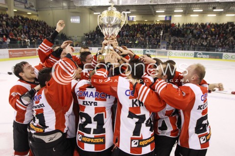  29.12.2013 SANOK <br />HOKEJ NA LODZIE<br />FINAL PUCHARU POLSKI<br />MECZ CIARKO PBS BANK SANOK - COMARCH CRACOVIA <br />N/Z COMARCH CRACOVIA MISTRZEM POLSKI PUCHAR WYGRANA RADOSC EMOCJE<br /> 