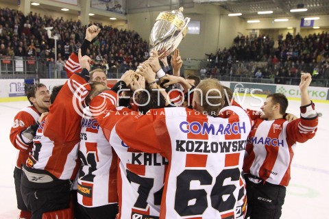  29.12.2013 SANOK <br />HOKEJ NA LODZIE<br />FINAL PUCHARU POLSKI<br />MECZ CIARKO PBS BANK SANOK - COMARCH CRACOVIA <br />N/Z COMARCH CRACOVIA MISTRZEM POLSKI PUCHAR WYGRANA RADOSC EMOCJE<br /> 