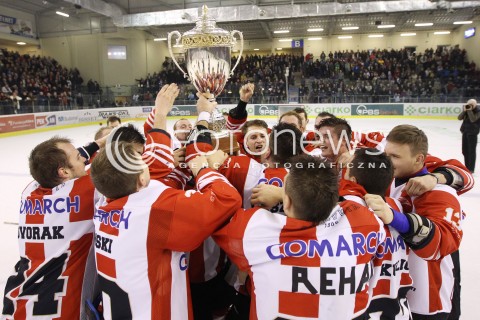  29.12.2013 SANOK <br />HOKEJ NA LODZIE<br />FINAL PUCHARU POLSKI<br />MECZ CIARKO PBS BANK SANOK - COMARCH CRACOVIA <br />N/Z COMARCH CRACOVIA MISTRZEM POLSKI PUCHAR WYGRANA RADOSC EMOCJE<br /> 