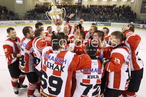  29.12.2013 SANOK <br />HOKEJ NA LODZIE<br />FINAL PUCHARU POLSKI<br />MECZ CIARKO PBS BANK SANOK - COMARCH CRACOVIA <br />N/Z COMARCH CRACOVIA MISTRZEM POLSKI PUCHAR WYGRANA RADOSC EMOCJE<br /> 