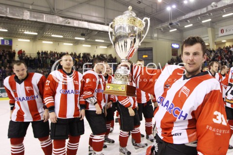  29.12.2013 SANOK <br />HOKEJ NA LODZIE<br />FINAL PUCHARU POLSKI<br />MECZ CIARKO PBS BANK SANOK - COMARCH CRACOVIA <br />N/Z RAFAL RADZISZEWSKI RADOSC EMOCJE PUCHAR WYGRANA<br /> 