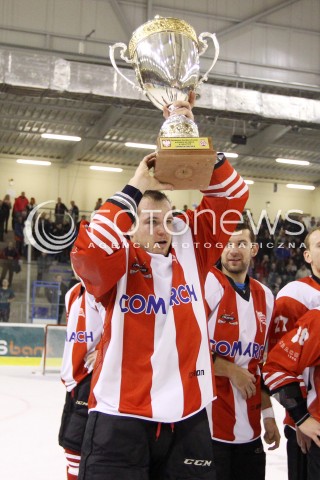  29.12.2013 SANOK <br />HOKEJ NA LODZIE<br />FINAL PUCHARU POLSKI<br />MECZ CIARKO PBS BANK SANOK - COMARCH CRACOVIA <br />N/Z BARTOSZ DABKOWSKI PUCHAR WYGRANA RADOSC EMOCJE - COMARCH CRACOVIA MISTRZEM POLSKI <br /> 